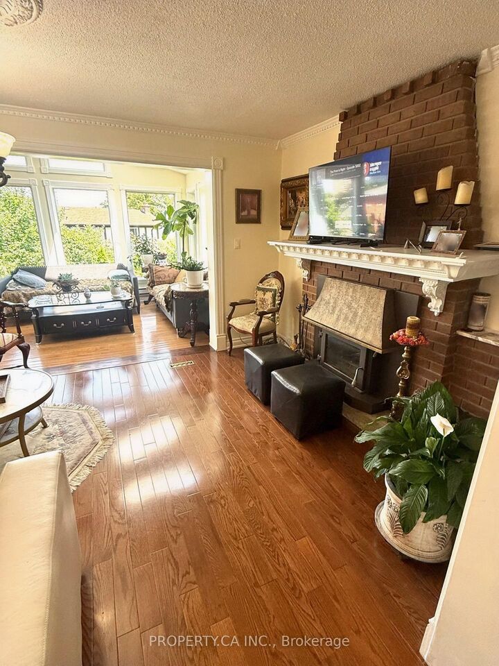 Property Photo:  4099 Fieldgate Drive #Room 2  ON L4W 2C6 