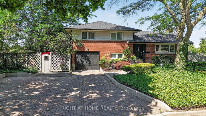 366 Burlington Crescent — photo 1