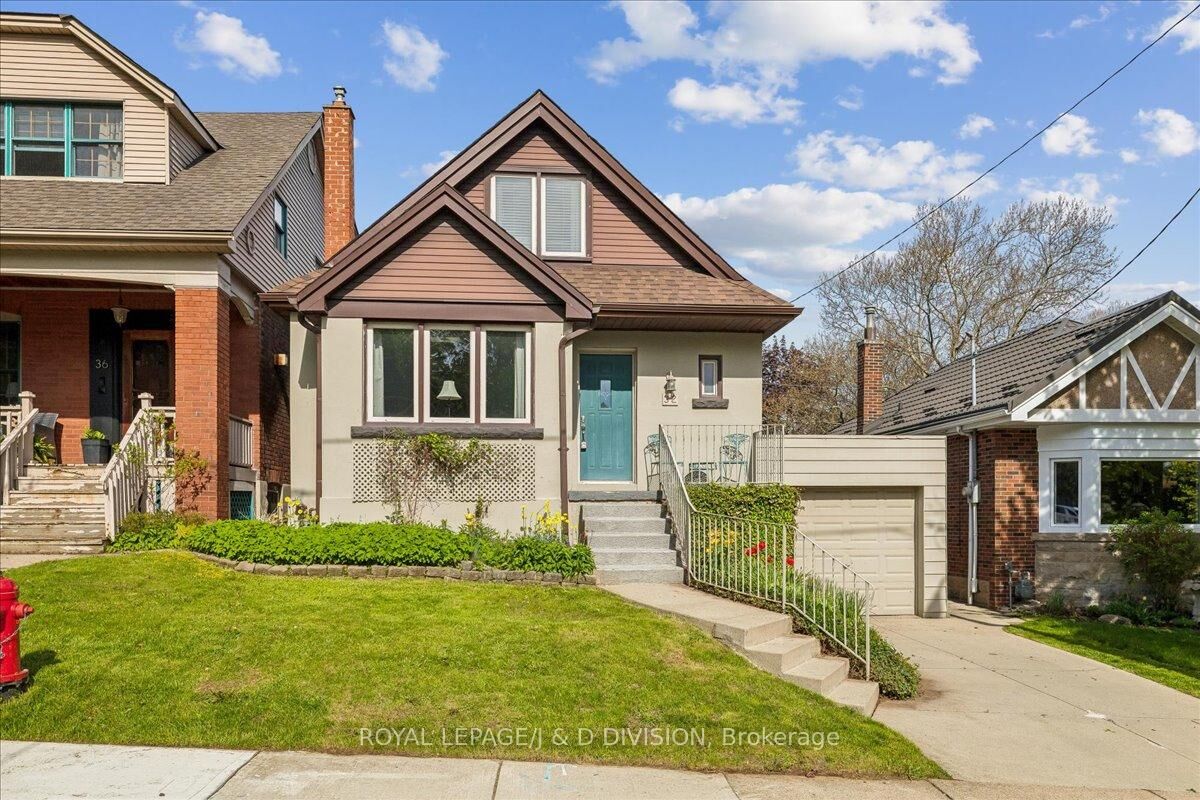Property Photo: 32 Miles Court ON L8P 4G6