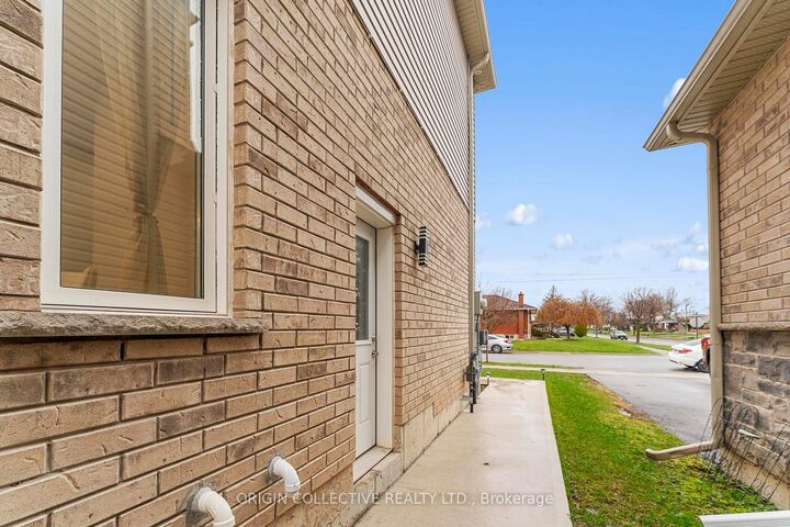 Photo de la propriété:  152 McCabe Avenue  ON L3B 0H6 