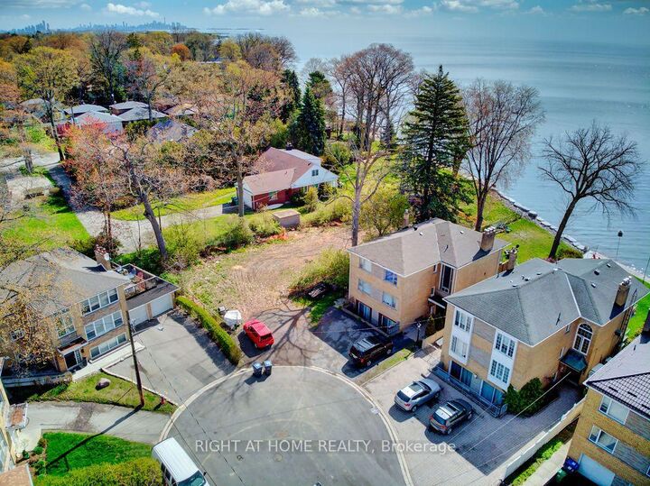 Property Photo: 9 Carlis Place ON L5G 1A8