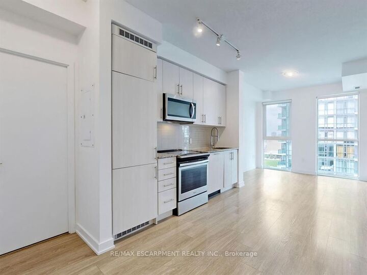 Property Photo:  4085 Parkside Village Drive 1006  ON L5B 0K9 