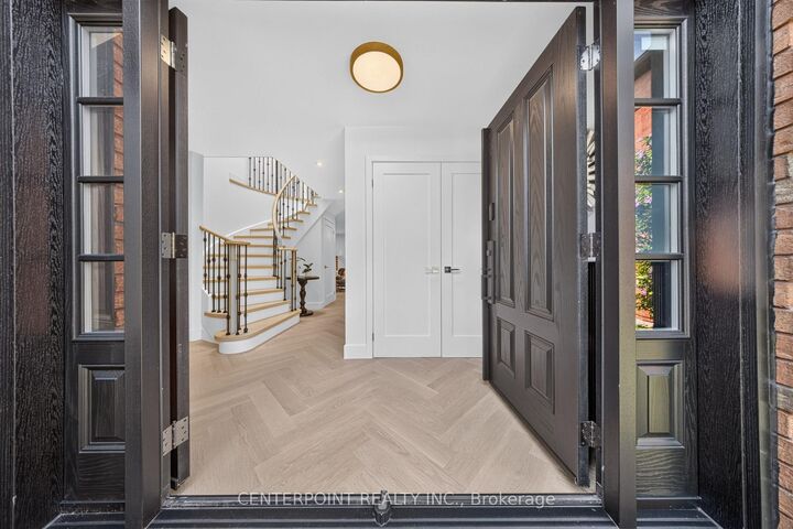 1073 Grandeur Crescent — photo 1