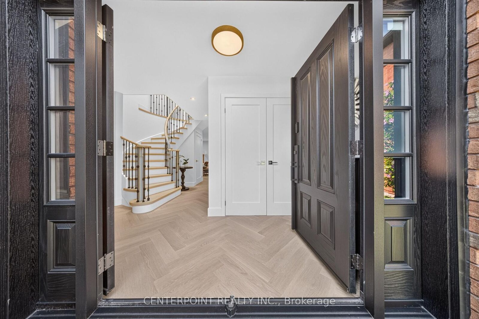 Property Photo: 1073 Grandeur Crescent ON L6H 4B6