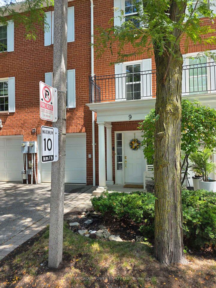Property Photo: 9 Stornwood Court 9 ON L6W 4H5