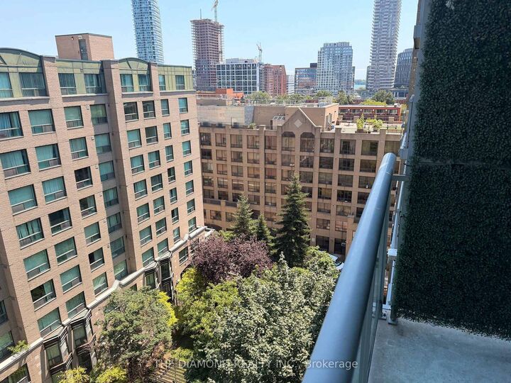 Property Photo:  109 Front Street E 1024  ON M5A 4P7 