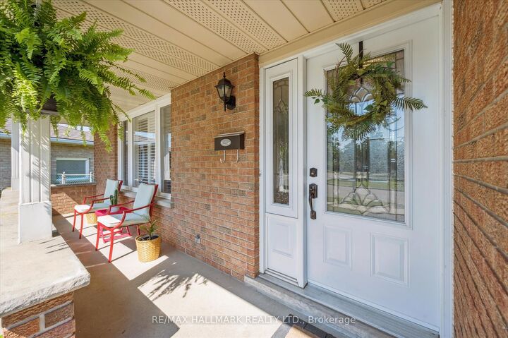 Property Photo: 32 Warwick Court ON N2E 2P1