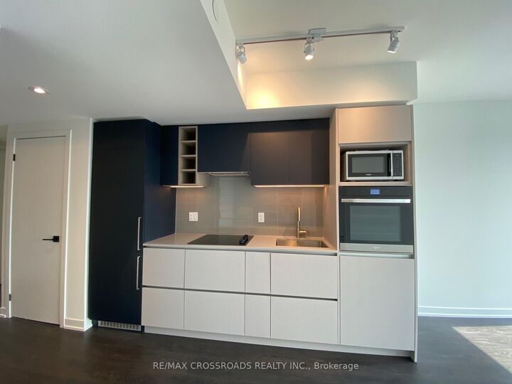 Property Photo:  319 Jarvis Street 4802  ON M5B 0C8 
