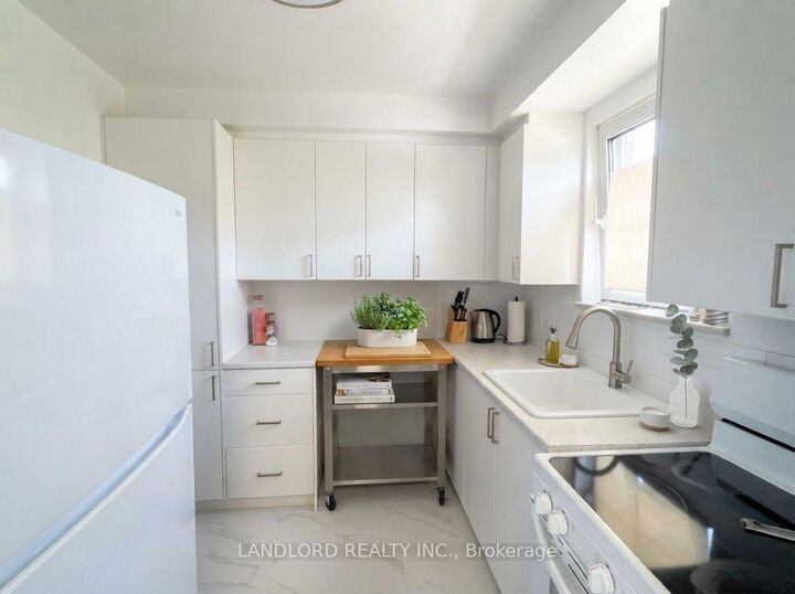 Property Photo:  36 Wood Glen Road 302  ON M1N 2V9 