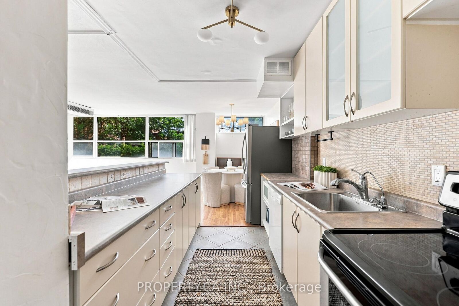 Property Photo: 60 Montclair Avenue 202 ON M5P 1P7