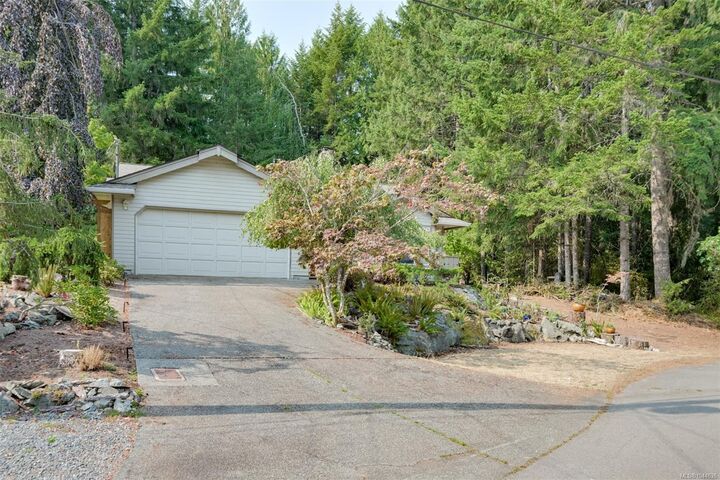 Property Photo: 2370 Larsen Rd BC V8H 2E7