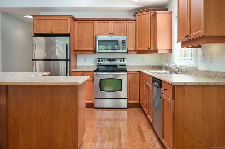 Property Photo:  354 Davis Ave  BC V9P 2V4 