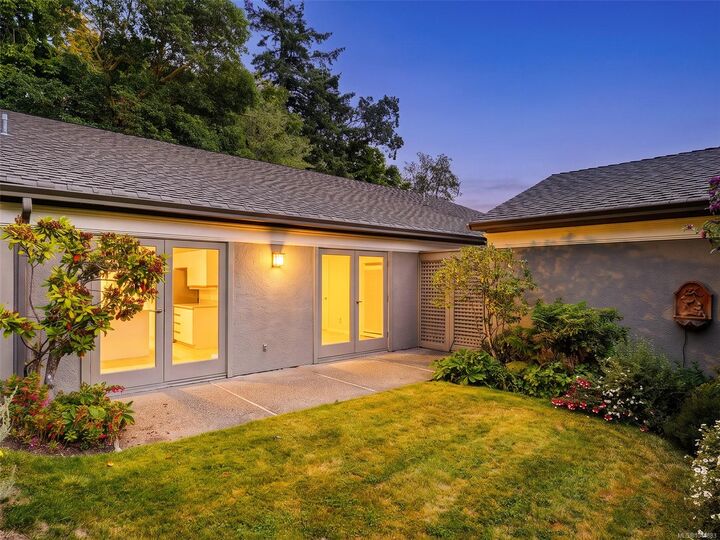 Property Photo:  735 Moss St #6  BC V8V 4N9 