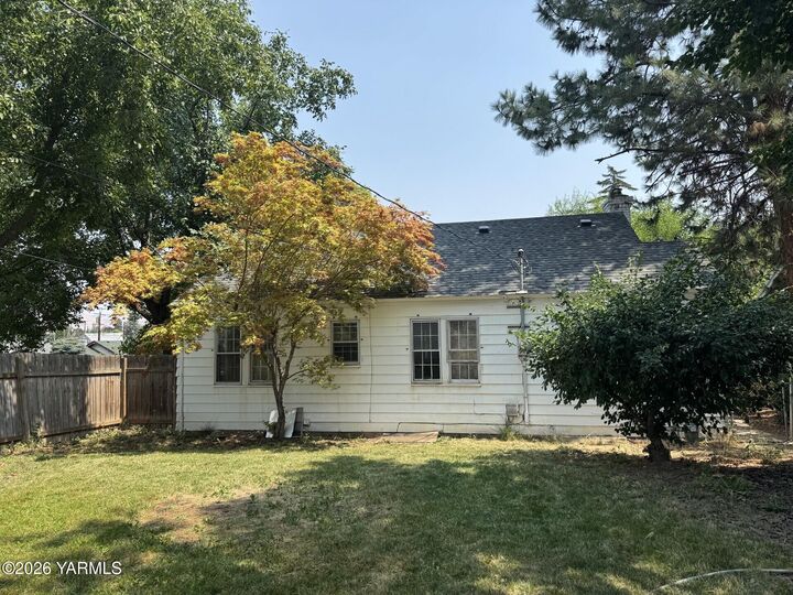 Property Photo: 618 S 17th Ave WA 98902