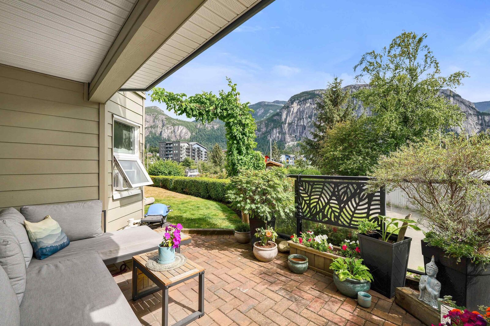 Property Photo:  1468 Pemberton Avenue 110  BC V8B 0K2 