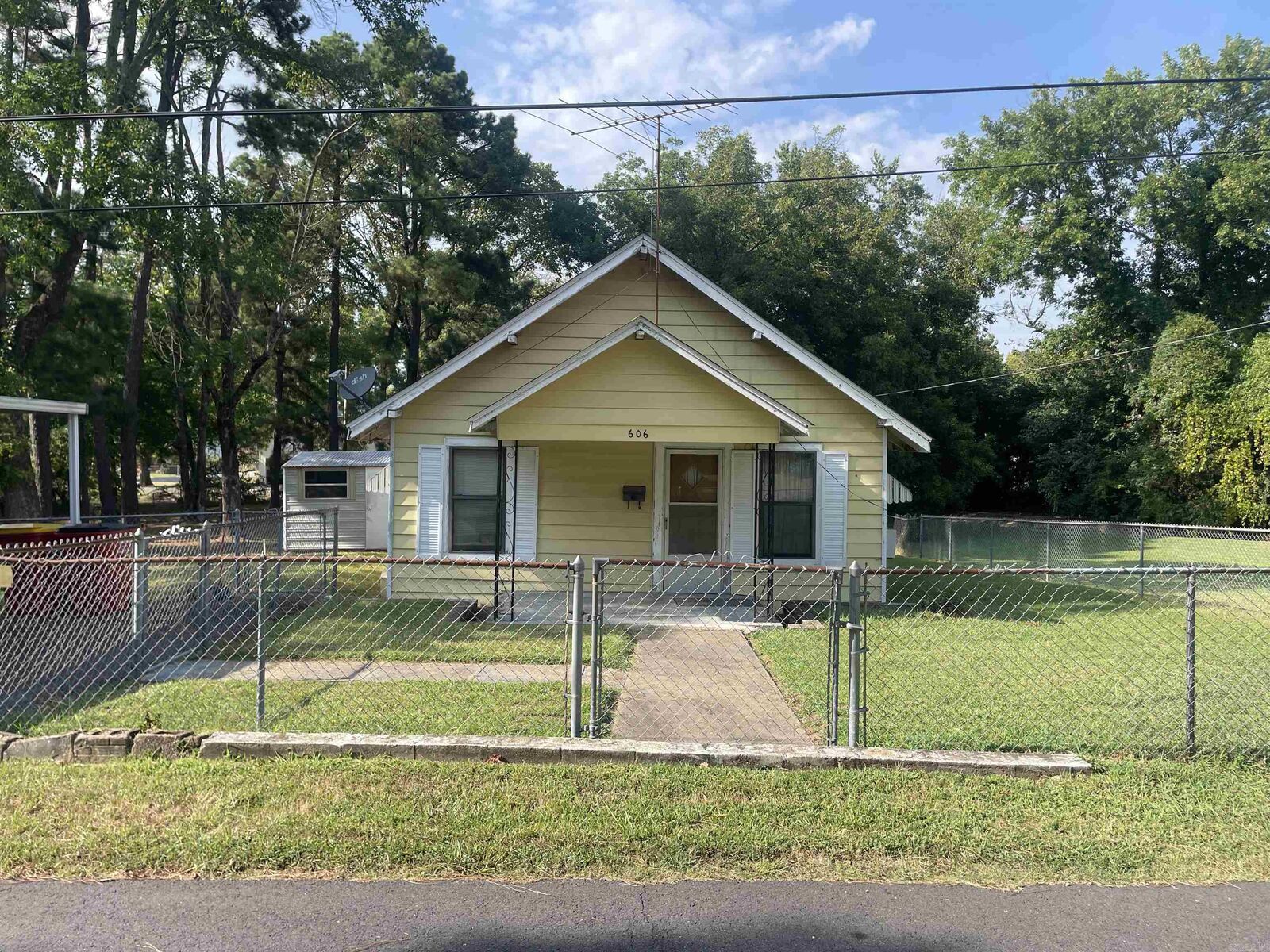 Property Photo:  606 W Bennett Street  AR 72110 