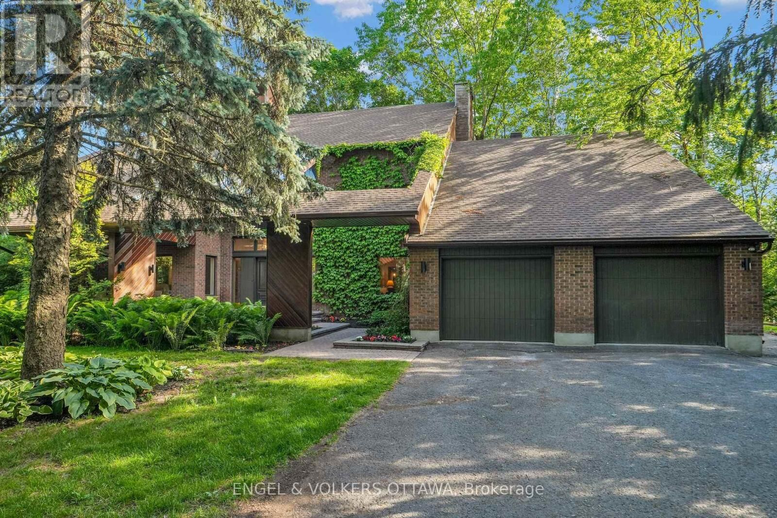 Property Photo: 7 Mid Pines Grove ON K2R 1B7