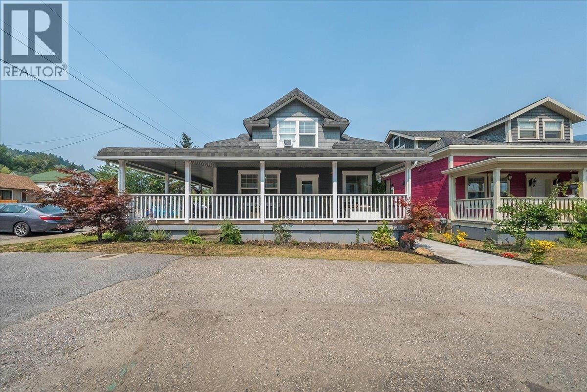 Property Photo: 1195 Tamarac Avenue BC V1R 4H8