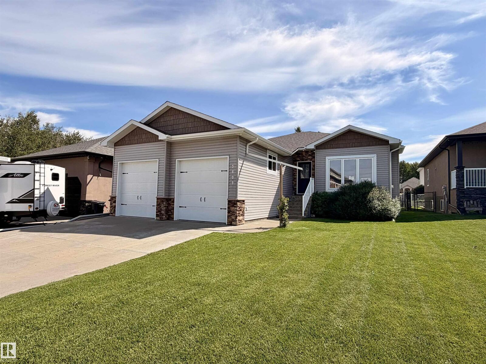 Property Photo: 3809 52 Av AB T7A 1T7