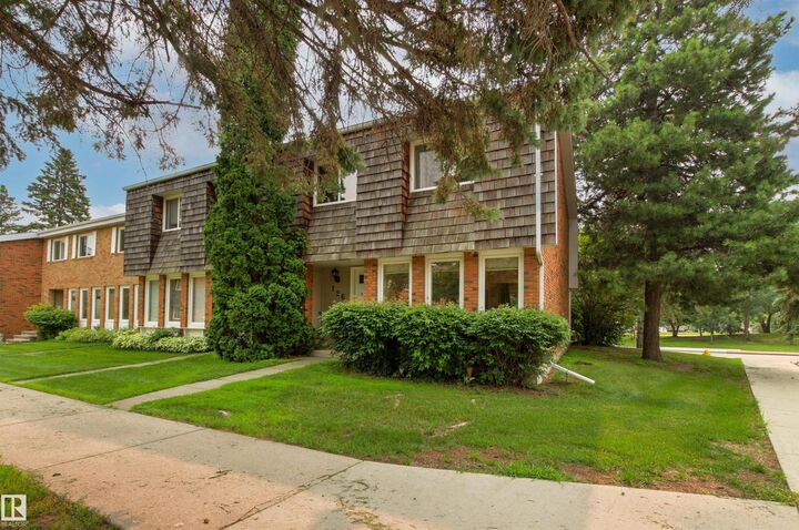 Property Photo: 126 Great Oaks Oaks AB T8A 0V8