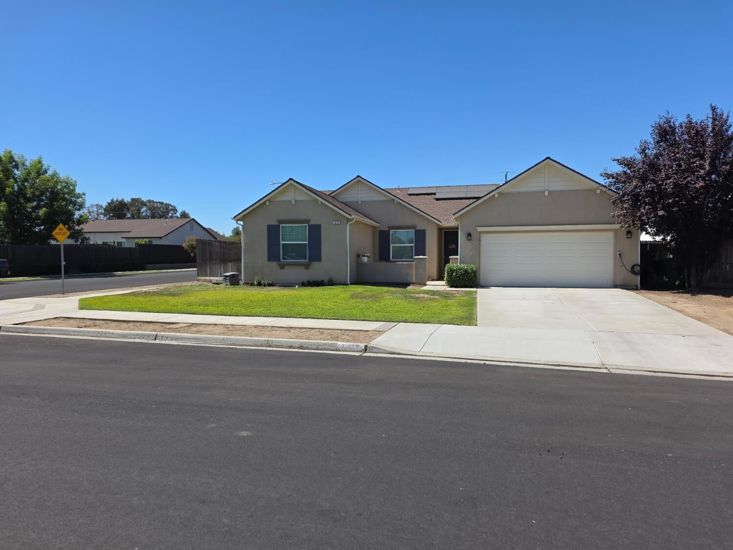 Property Photo: 1013 Heirloom Way CA 93245