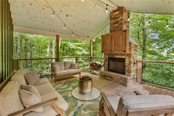 Property Photo:  606 Tarleton Circle  NC 28607 