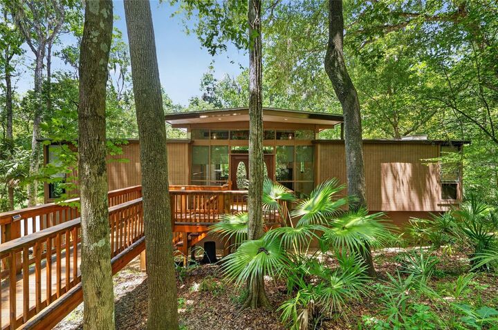Property Photo: 2032 NW 24th Street FL 32605