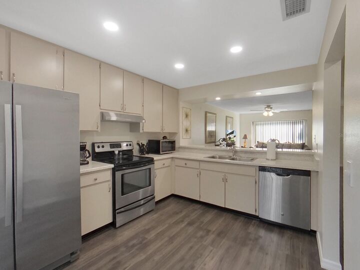 Property Photo: 7805 Amberlea Court FL 33637