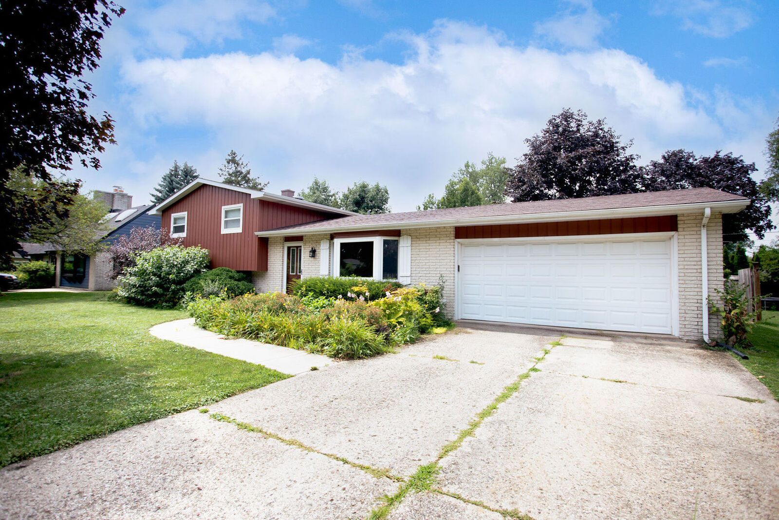Property Photo: 936 Estes Street IL 60031
