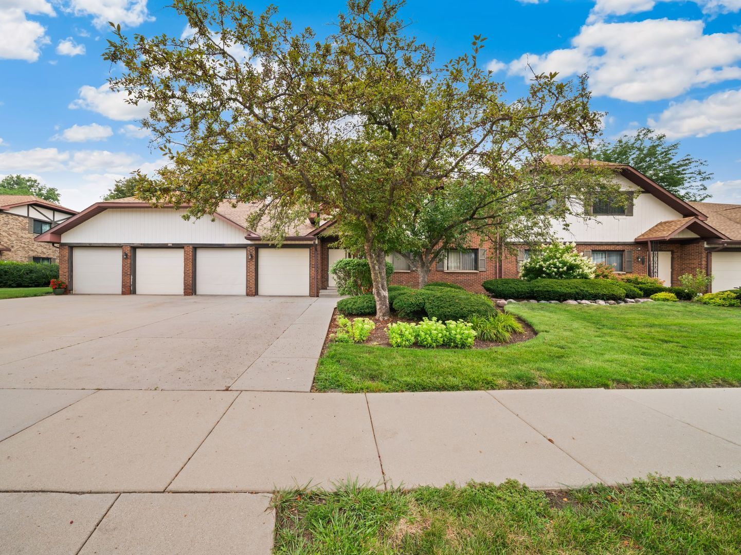 Property Photo:  201 Walters Lane 1A  IL 60143 