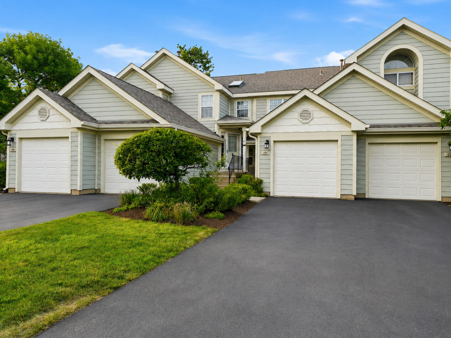 Property Photo:  184 W Hamilton Drive  IL 60067 