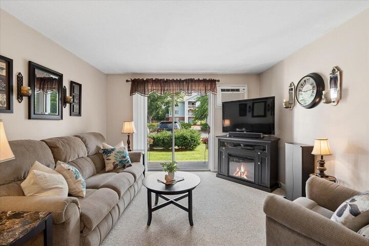 Property Photo: 5 Timberwood Drive NH 03045
