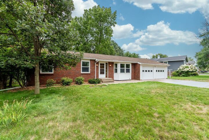 Property Photo:  1833 Crestview Drive  MN 56073 