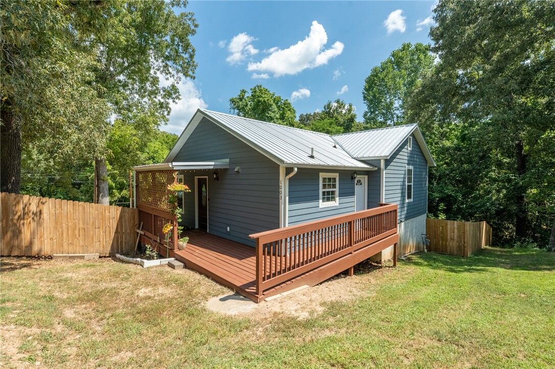 Property Photo:  1003 S Walnut Street  AR 72601 