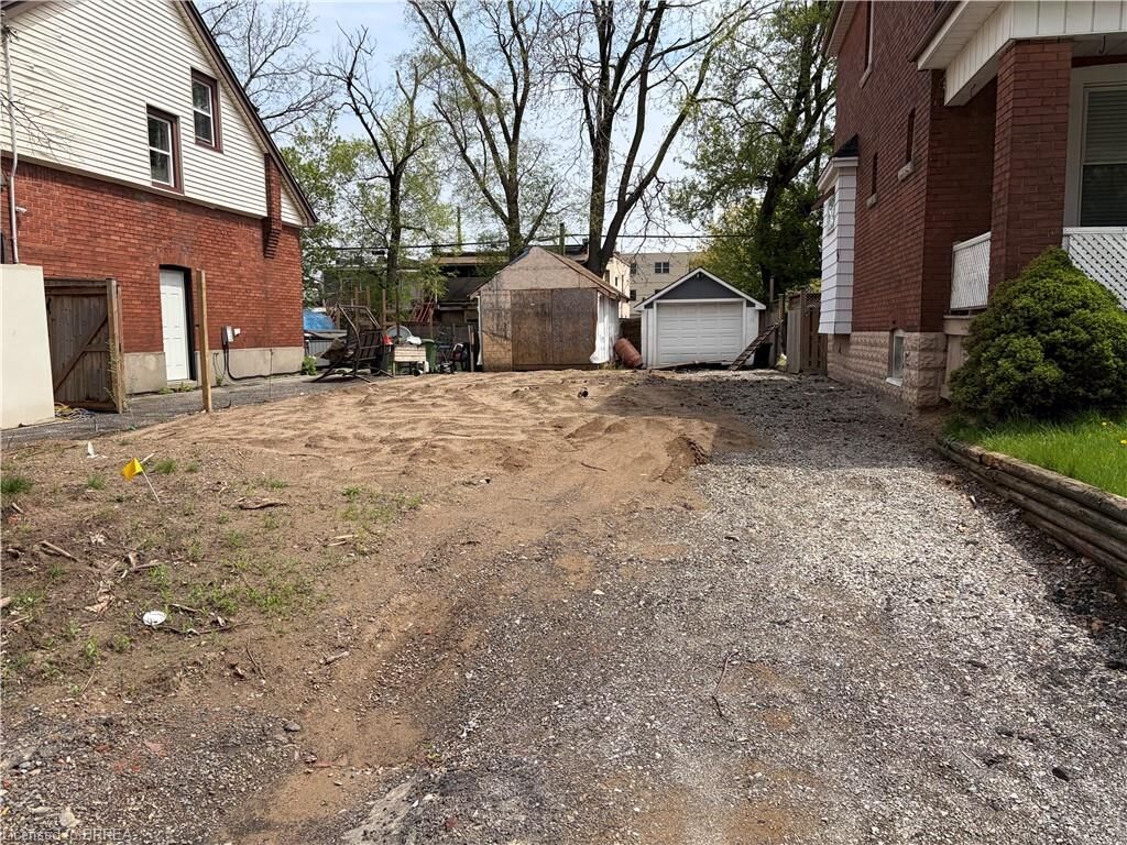 Property Photo:  18 Tuxedo Avenue N  ON L8H 4P5 