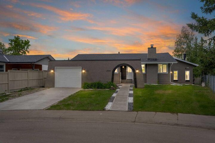 Property Photo: 2930 Oakmoor Crescent SW AB T2V 3Z7