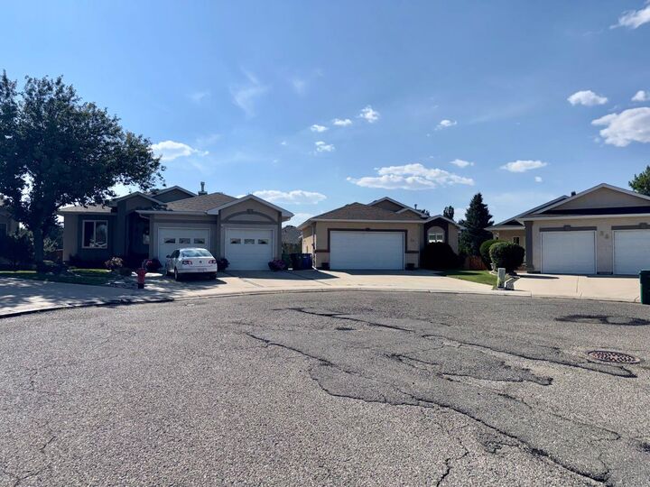 Property Photo: 30 Fairmont Garden Road S AB T1K 7L2