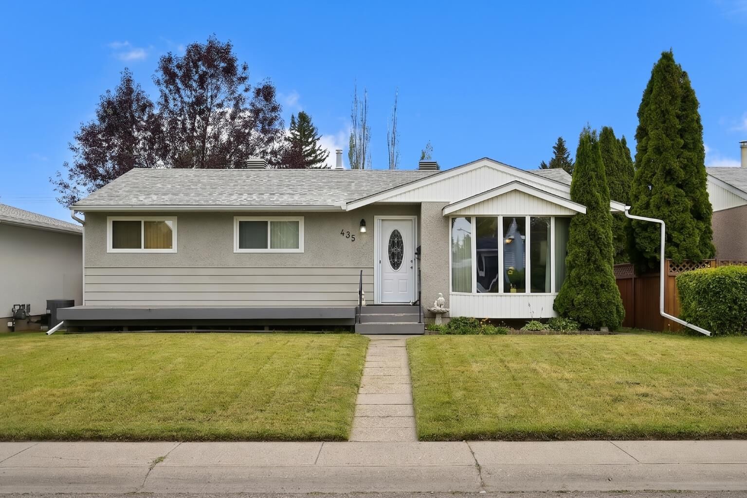 Property Photo:  435 88 Avenue SE  AB T2H 1T9 