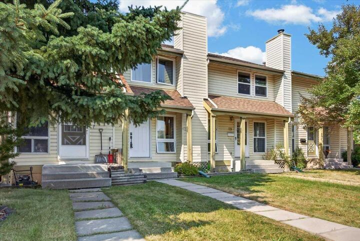 Property Photo: 21 Woodhill Court SW AB T2W 3P1