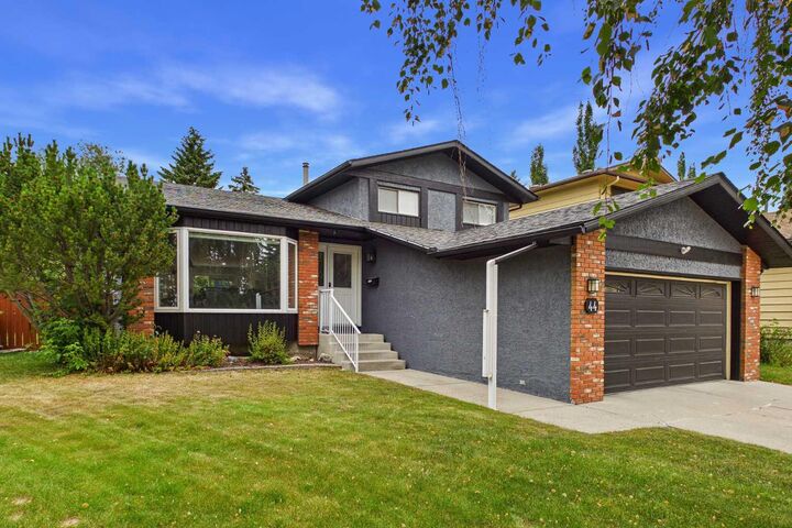 Property Photo: 44 Woodbrook Place SW AB T2W 3Z4