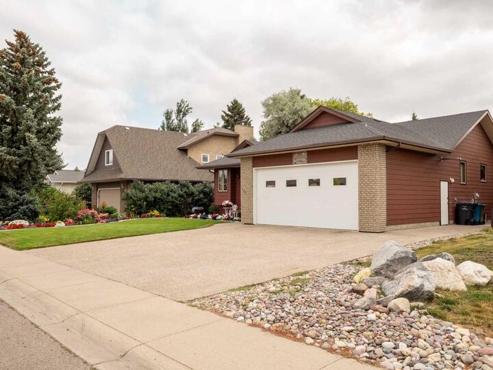 Property Photo: 123 Fairway Drive AB T1M 1H1