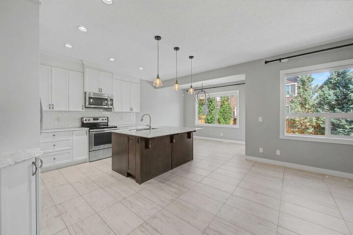 Property Photo: 604 Midtown Place SW AB T4B 4E3