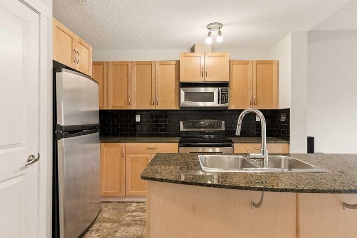 Property Photo: 5605 Henwood Street SW 3412 AB T3E 7R2