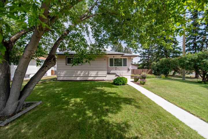 Property Photo: 84 Waterloo Drive SW AB T3C 3G1