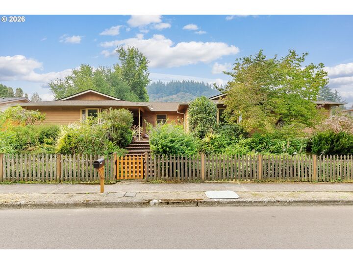 Property Photo: 370 SW 4th St OR 97080