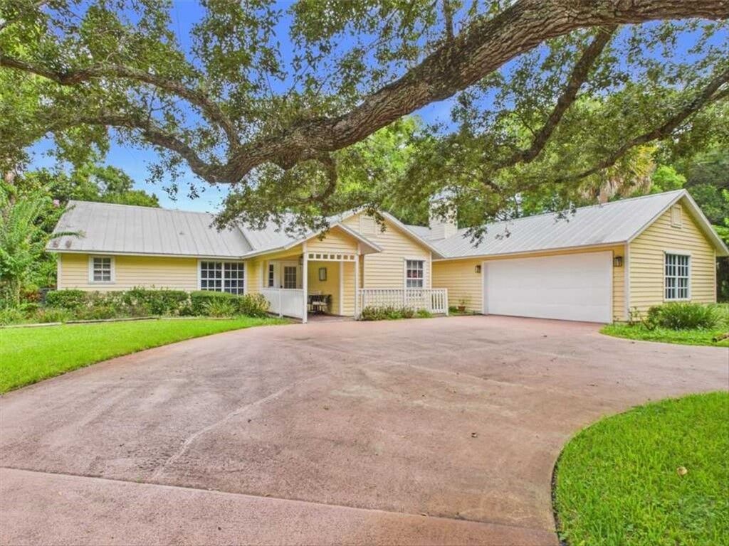 Property Photo:  2065 Cortez Avenue  FL 32960 