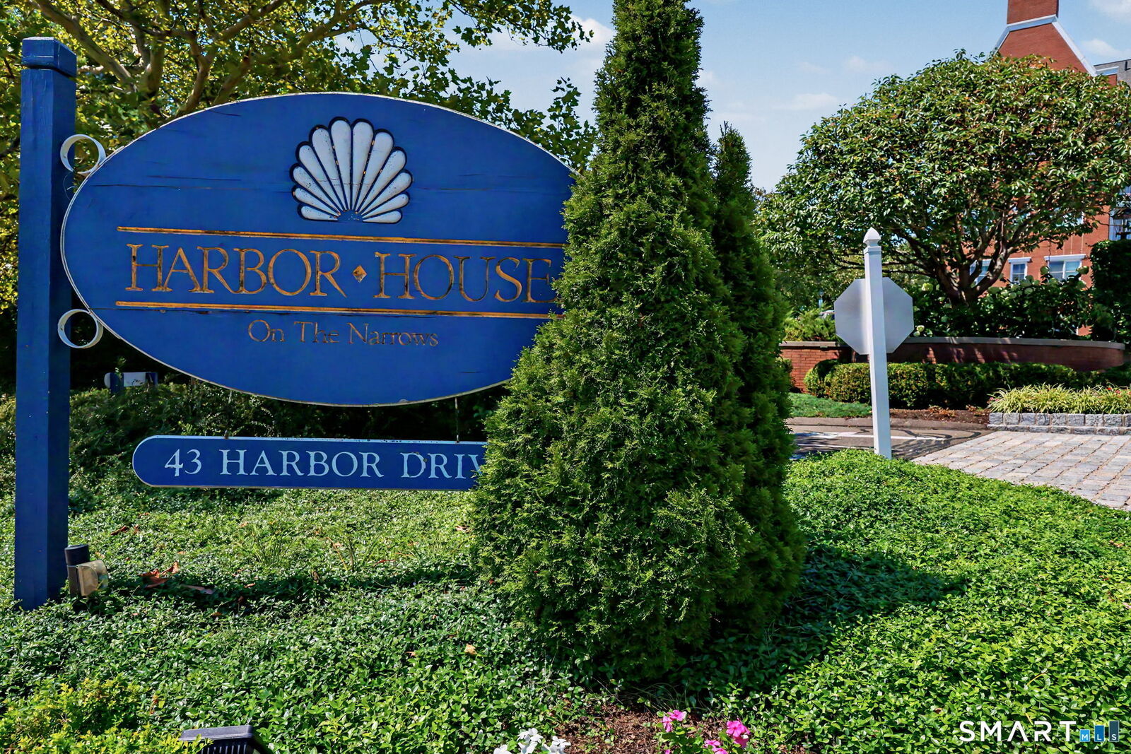 Property Photo:  43 Harbor Drive 101  CT 06902 