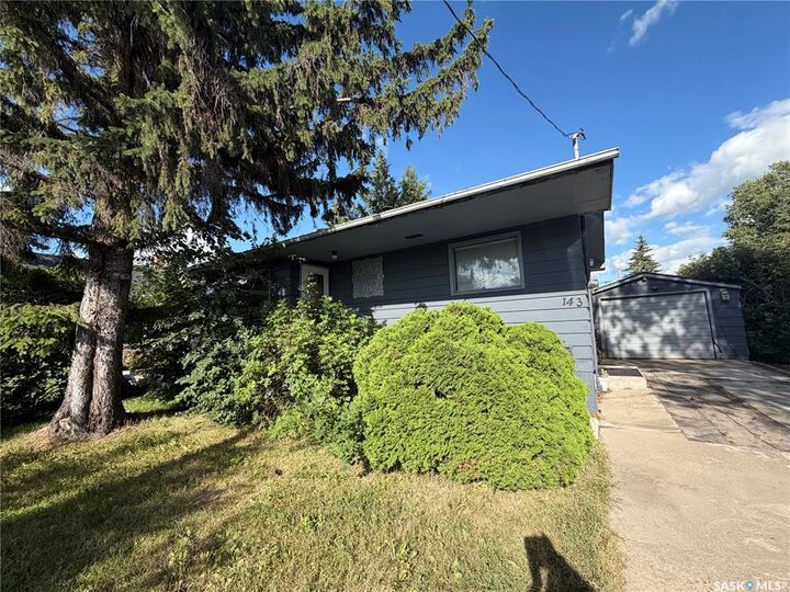 143 Gladstone Avenue N — photo 1