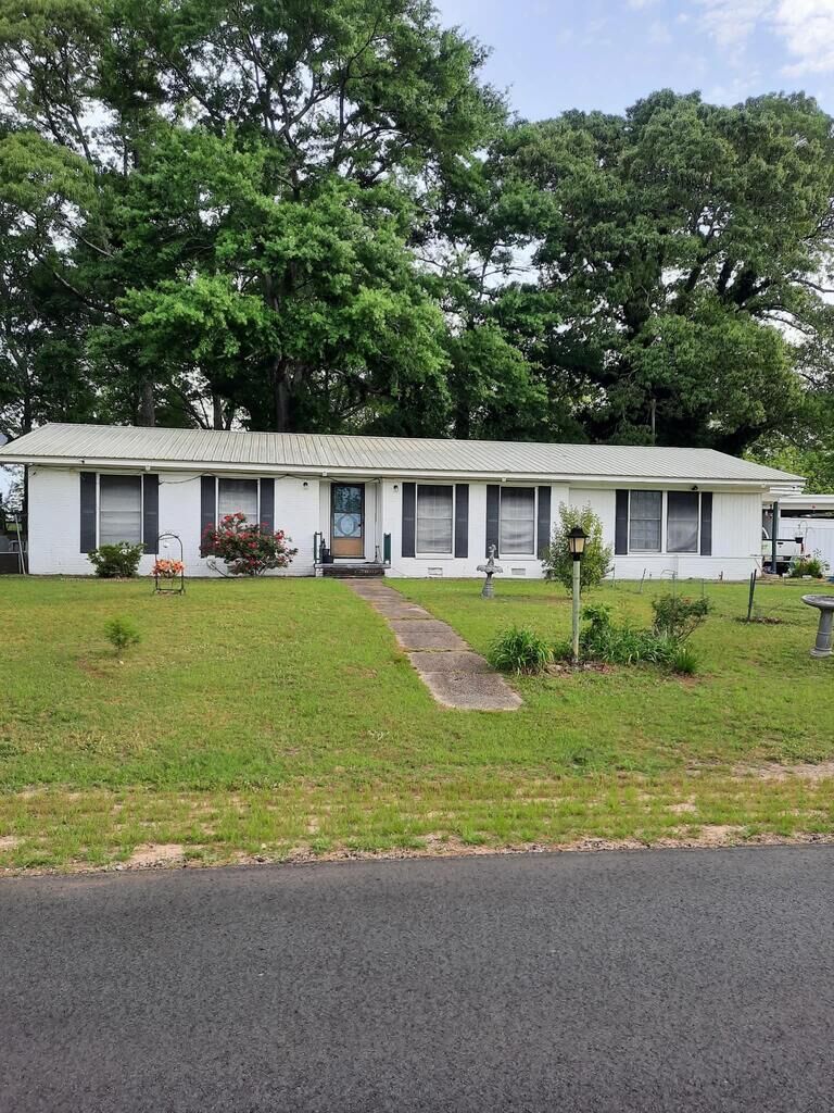 Property Photo:  18 County Road 151  AL 36351 