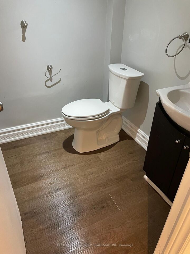 Photo de la propriété:  154 Sorauren Avenue Lower  ON M6R 2E5 